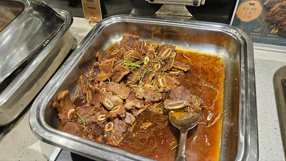 LA galbi berbumbu di nampan buffet
