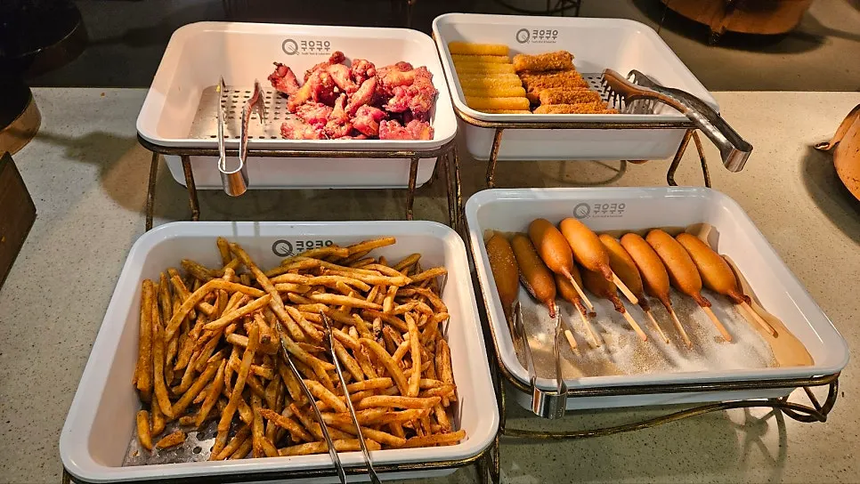 Bagian dengan kentang goreng dan hot dog