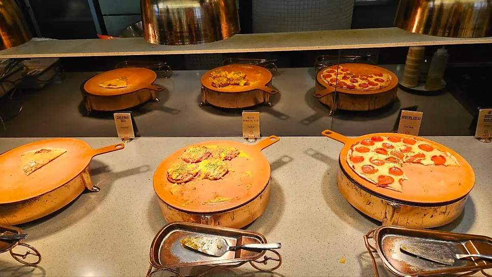 Bagian buffet dengan potongan pizza