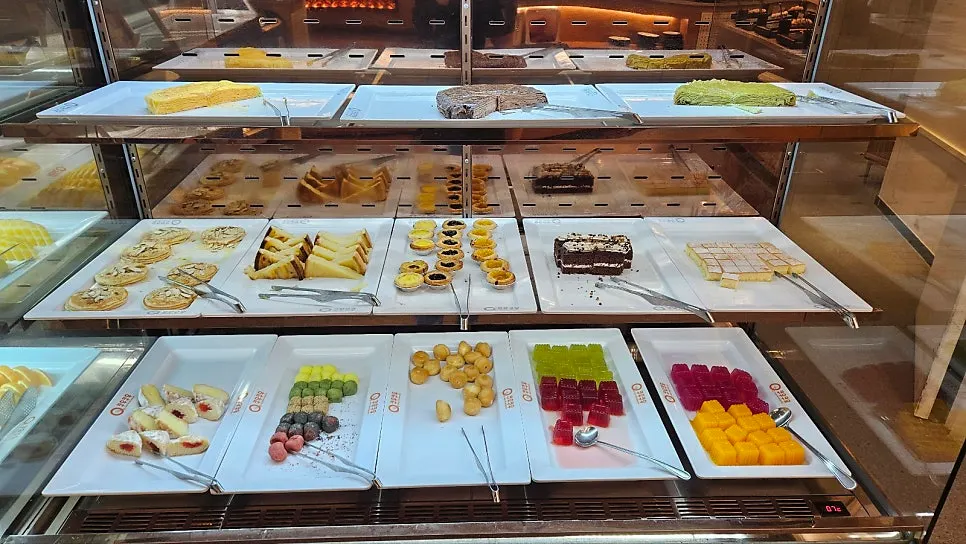 Zona dessert dengan kue dan dessert kecil