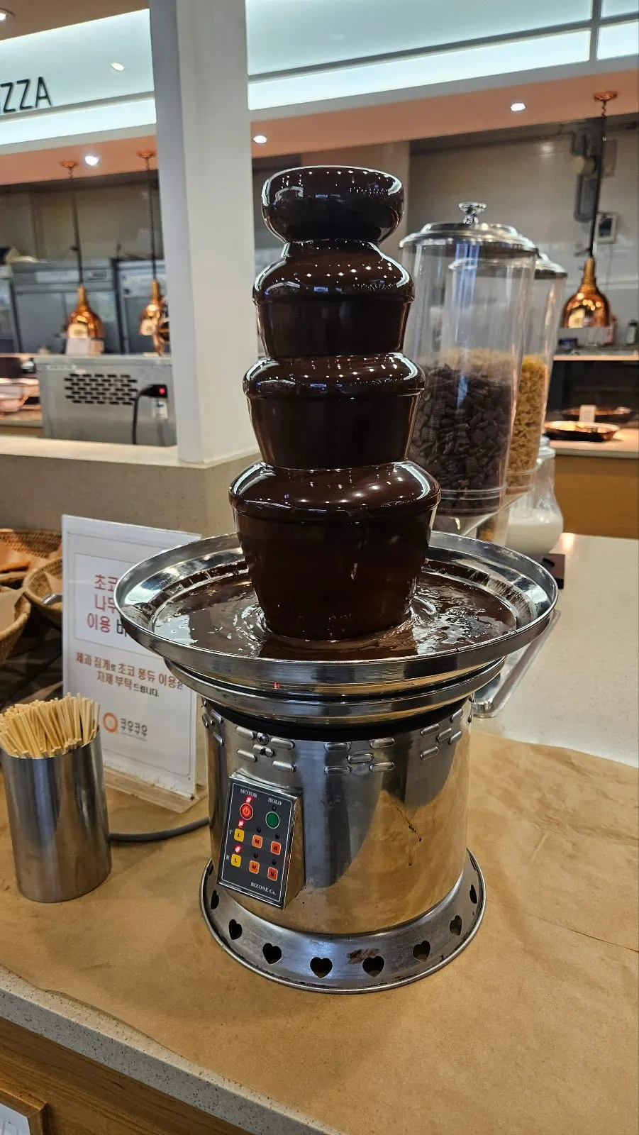 Air mancur cokelat yang mengalir