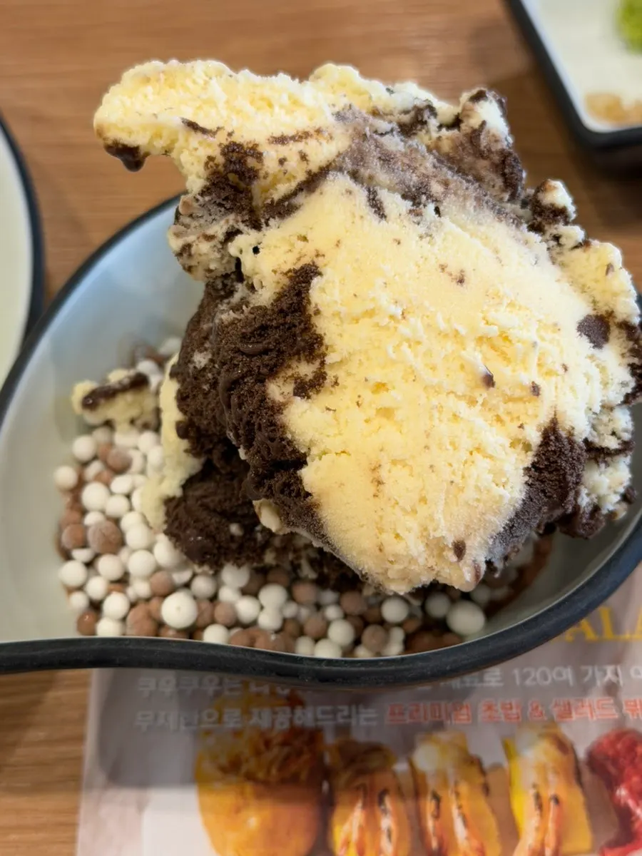 바비큐 요리와 음료를 함께 담은 테이블