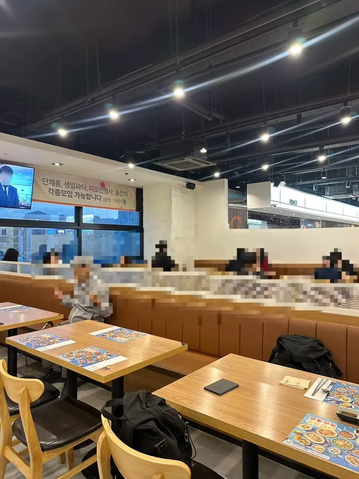 쿠우쿠우 노원점 좌석과 통로 전경