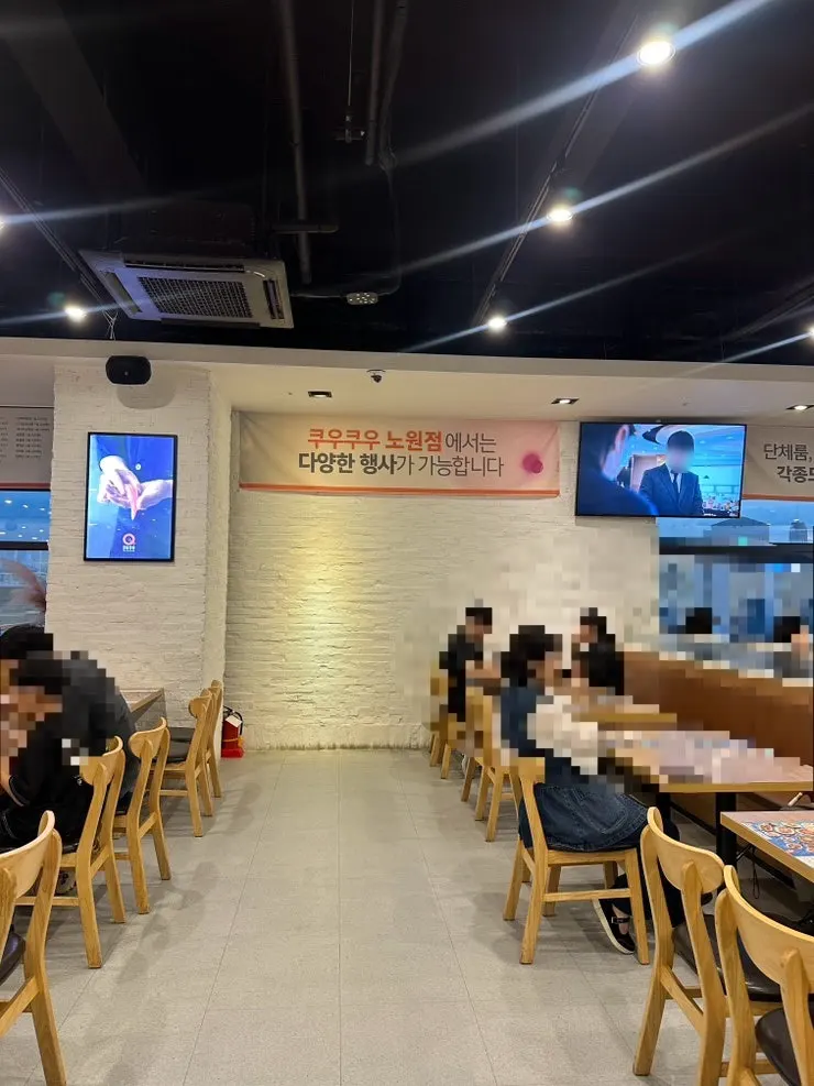 식사 중인 손님들이 있는 뷔페 홀