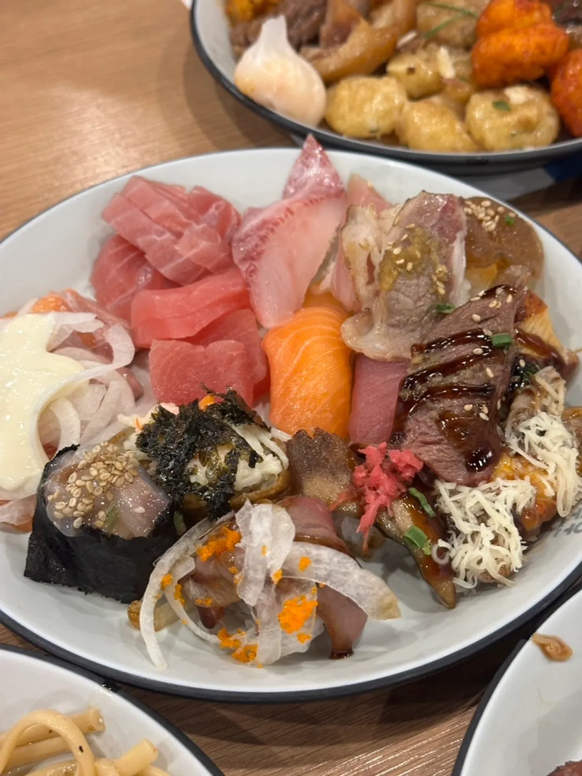 참치회 등 스시를 담은 접시