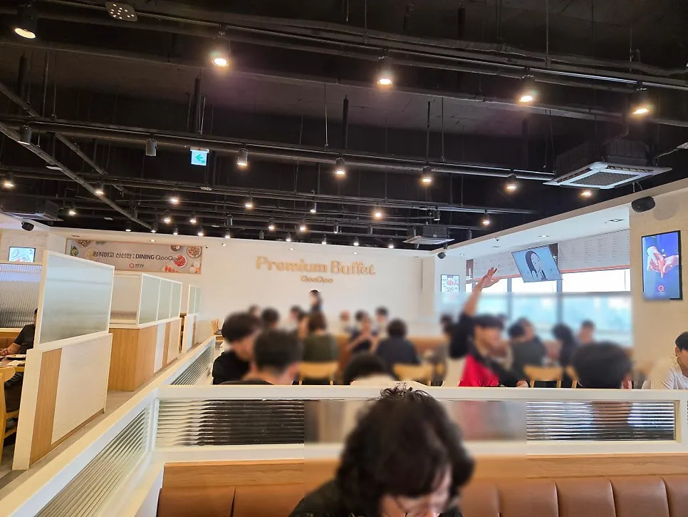 조금씩 담아온 초밥과 사이드 접시