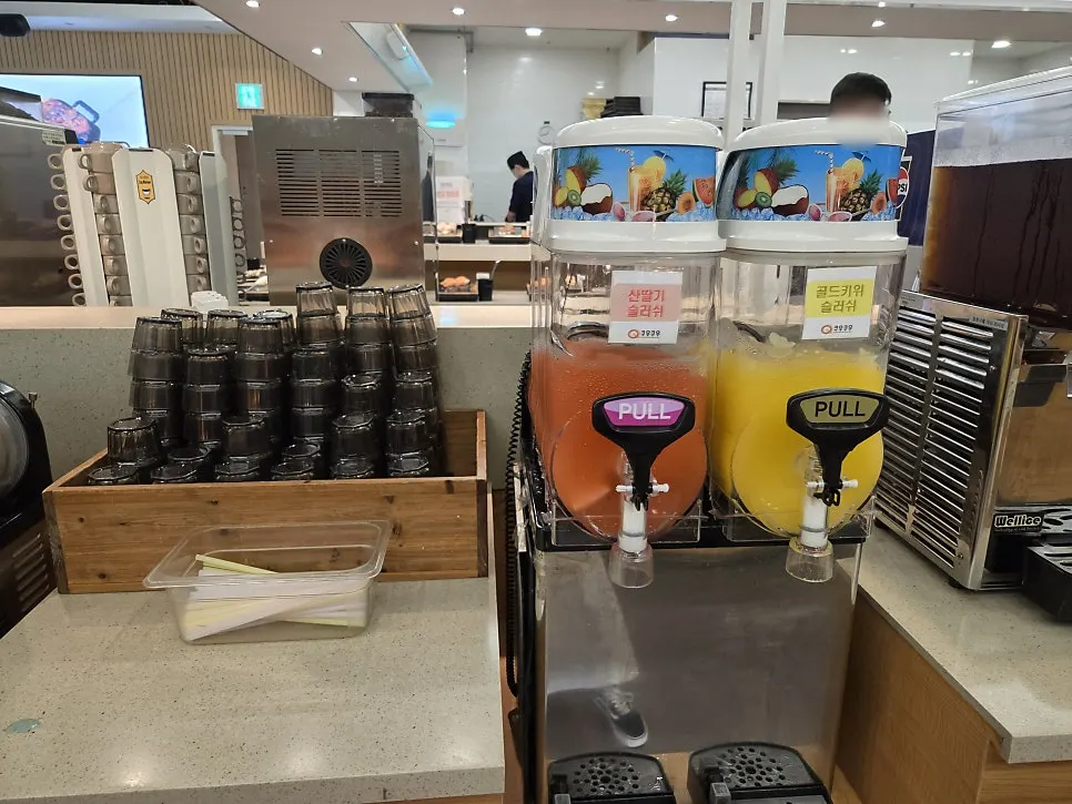 과일과 디저트를 담은 접시