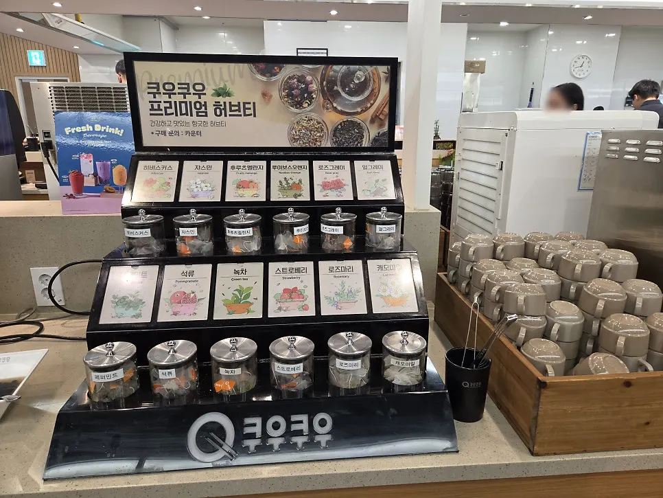 디저트와 음료를 함께 놓은 테이블