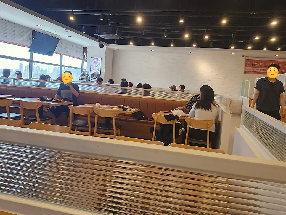 단체 모임에 어울리는 창가 좌석 쪽 테이블