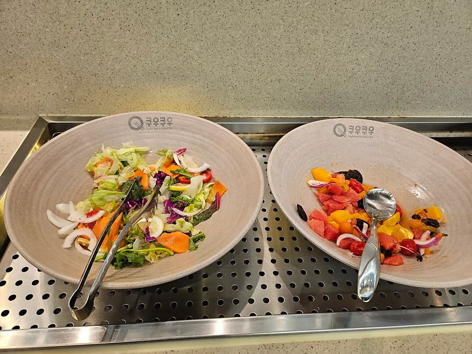 BBQ 메뉴가 준비된 뷔페 코너