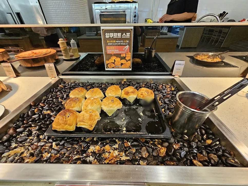 깔끔하게 관리된 뷔페 음식 코너