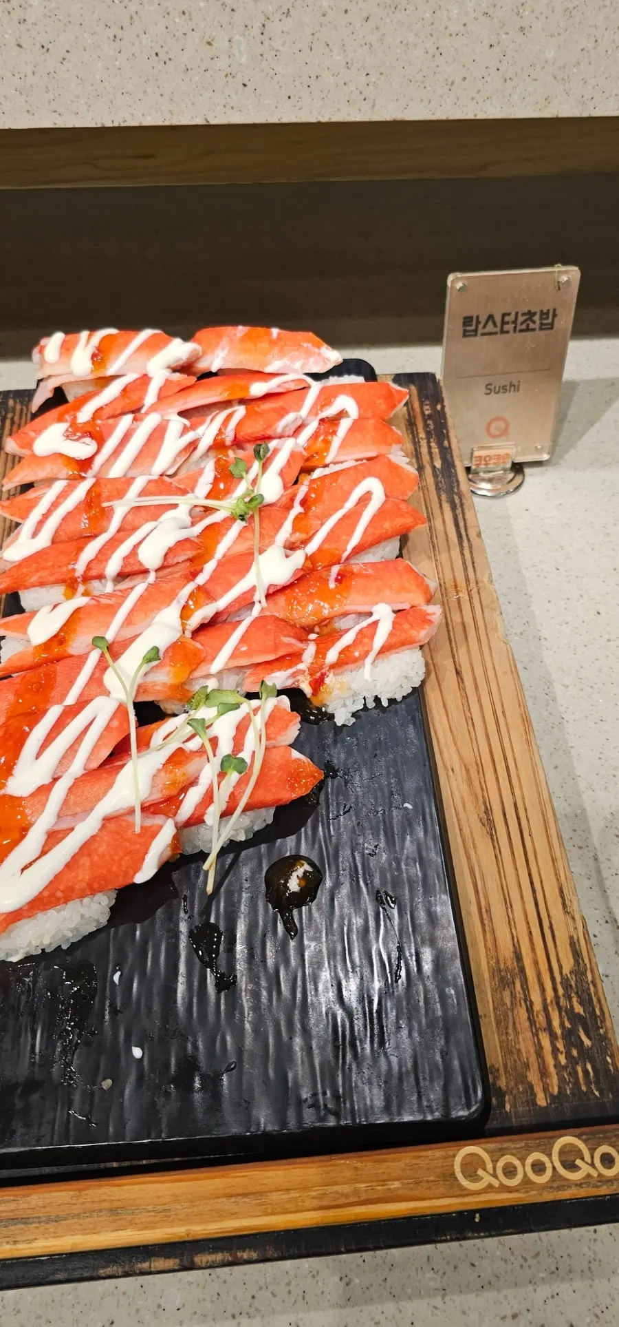 A plate of flounder sushi and salmon sushi
