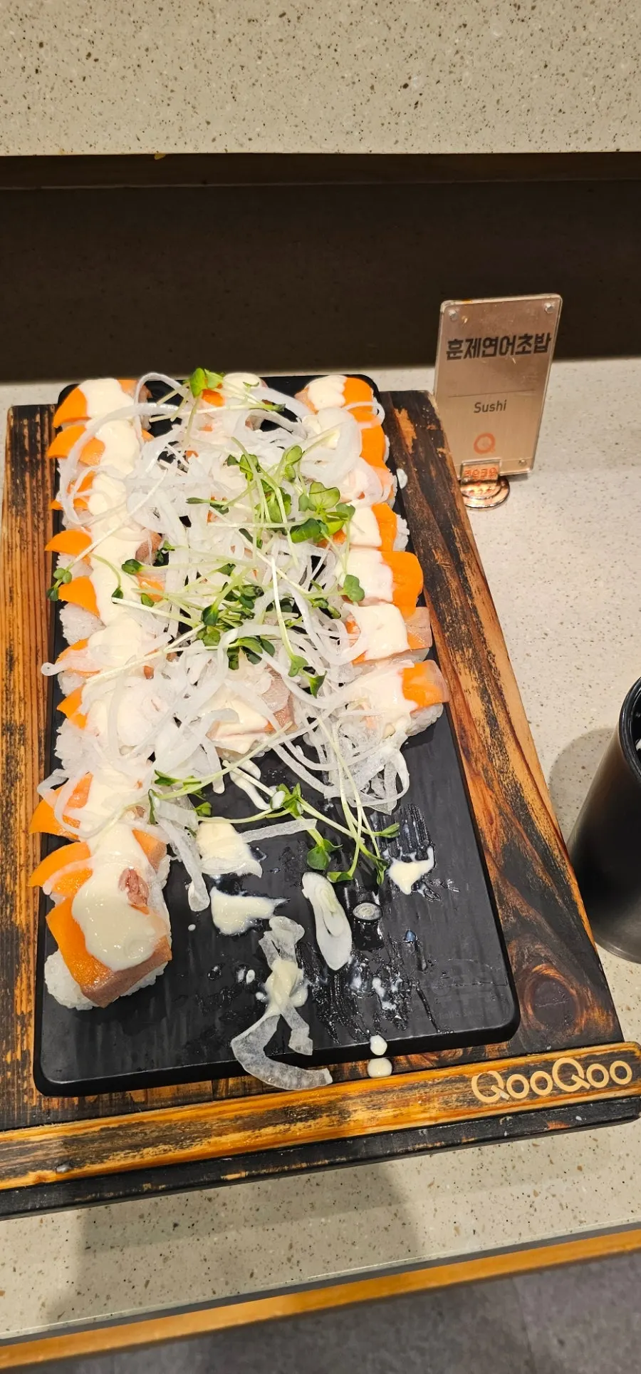 A plate of gunkan sushi