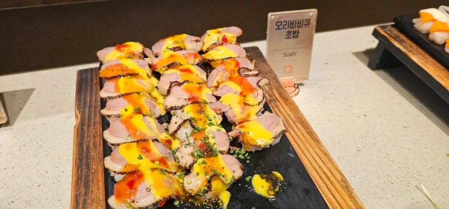 Yukhoe gunkan placed on the table