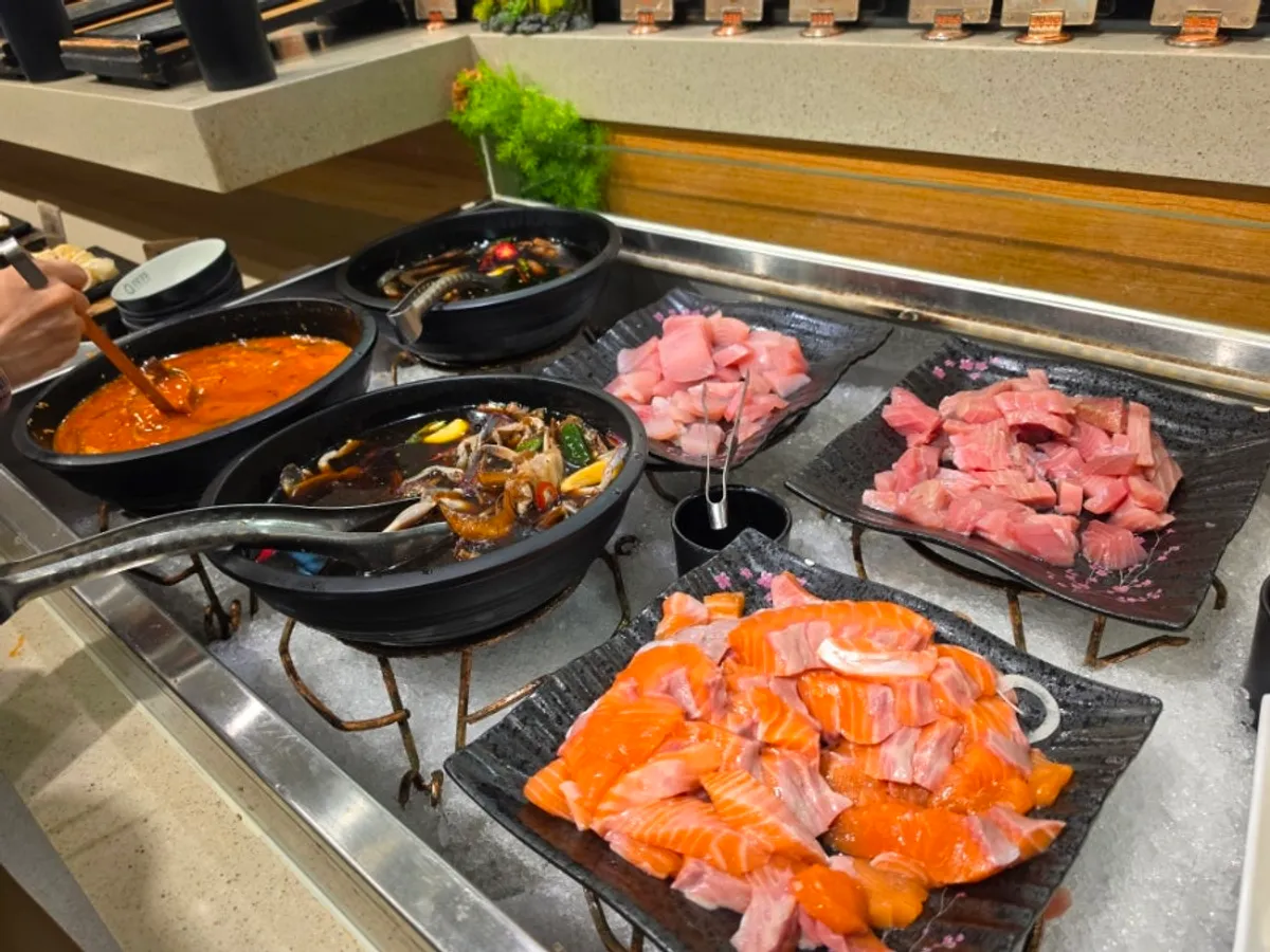 고기 초밥과 익힌 고기 메뉴 접시