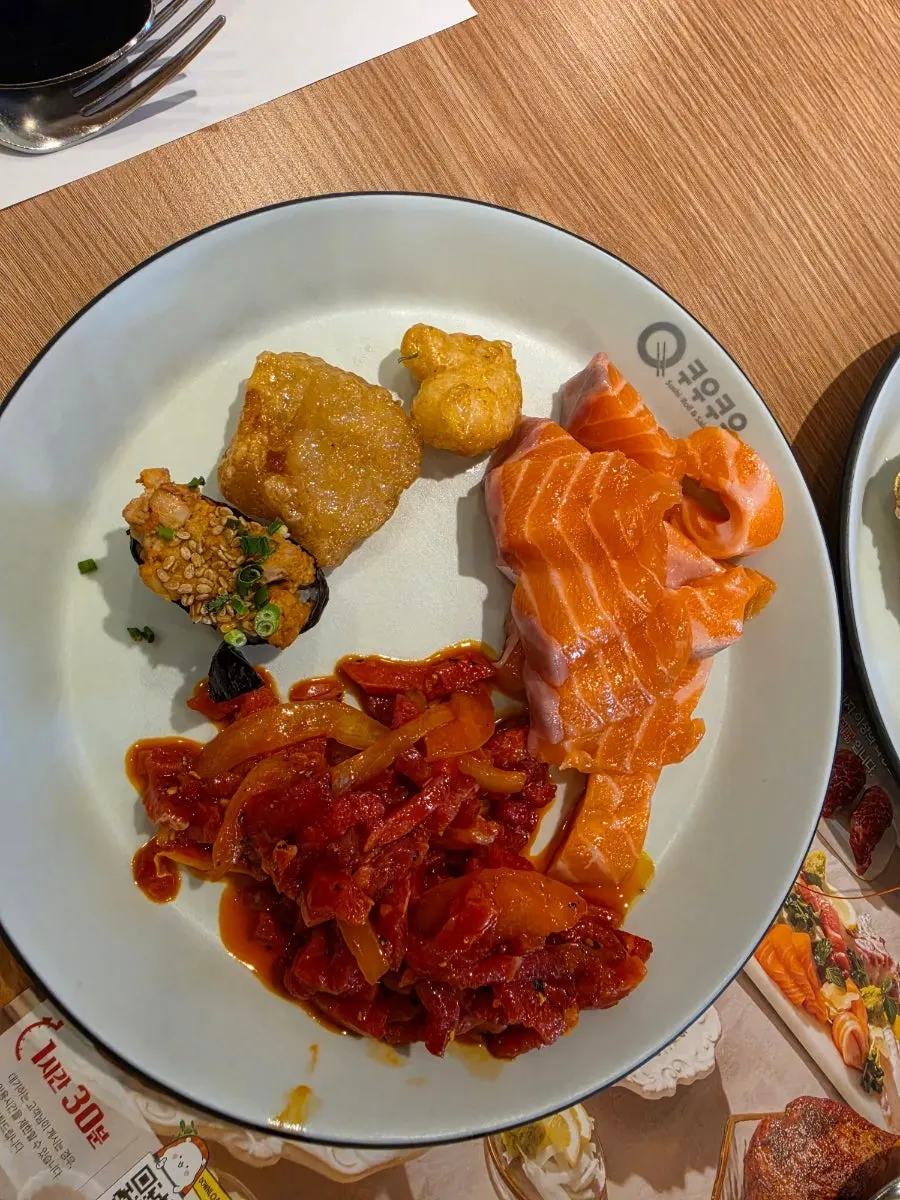 메뉴판에 적힌 뷔페 메뉴 안내