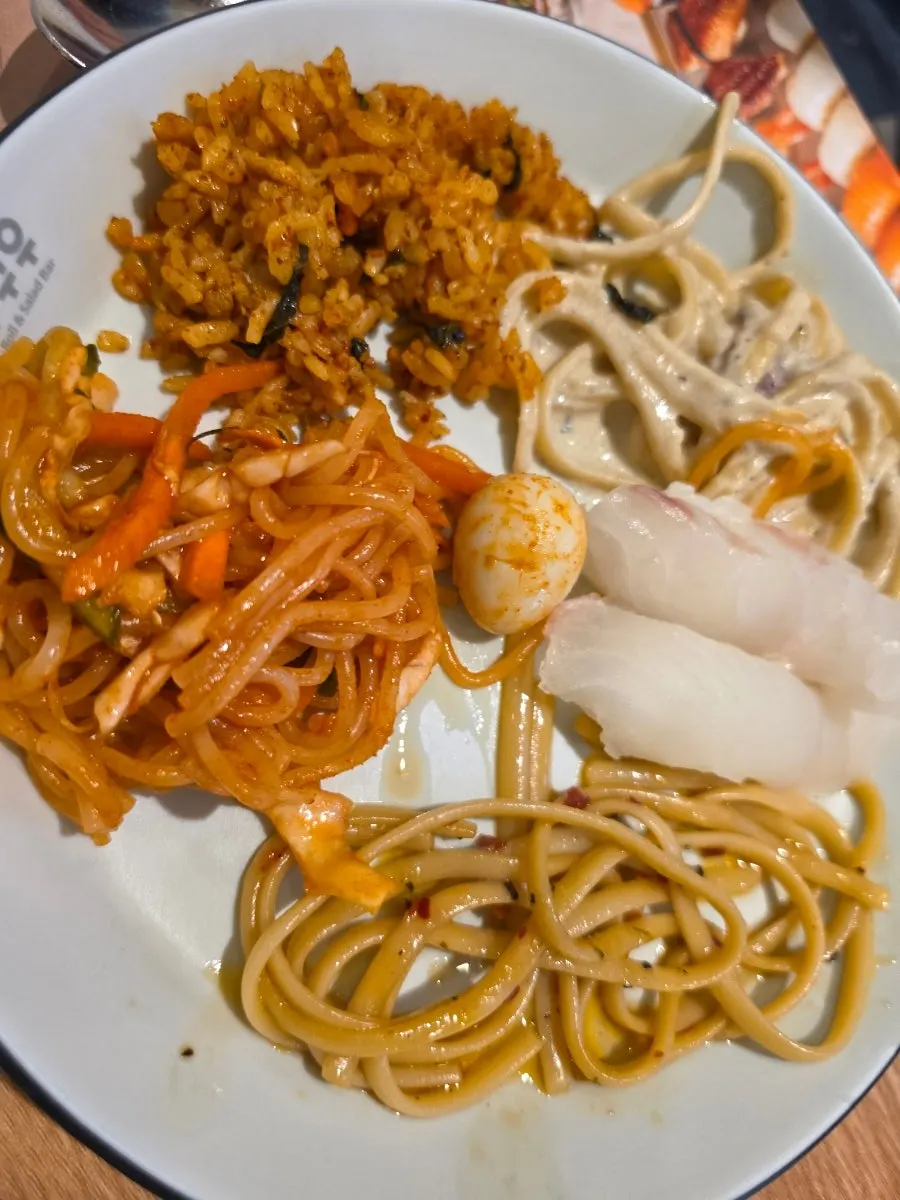직접 담아온 초밥과 회 접시