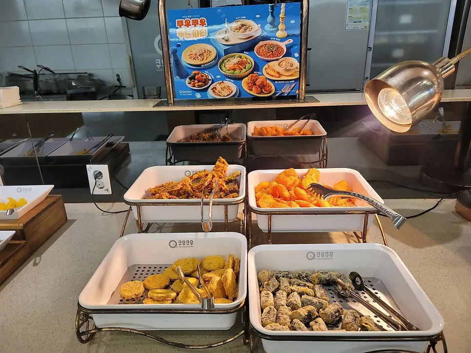 핫디시 코너에 진열된 요리들