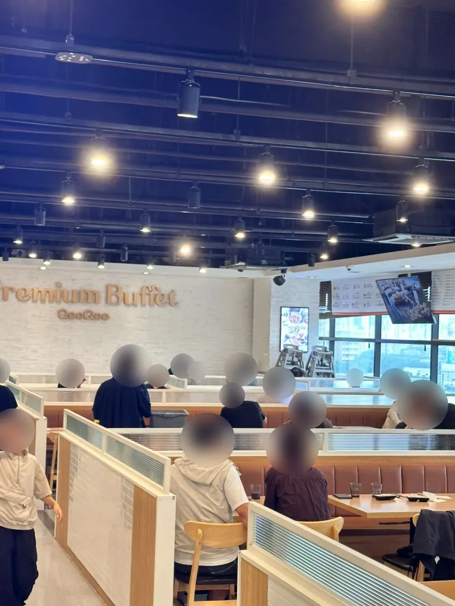 The dining hall at Kuu Kuu Nowon Branch on a Sunday lunch