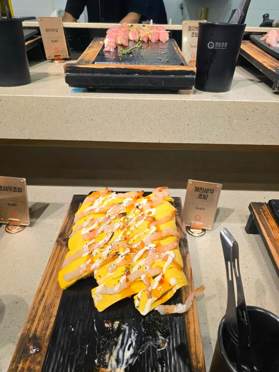 접시에 담아온 생연어사시미와 초밥