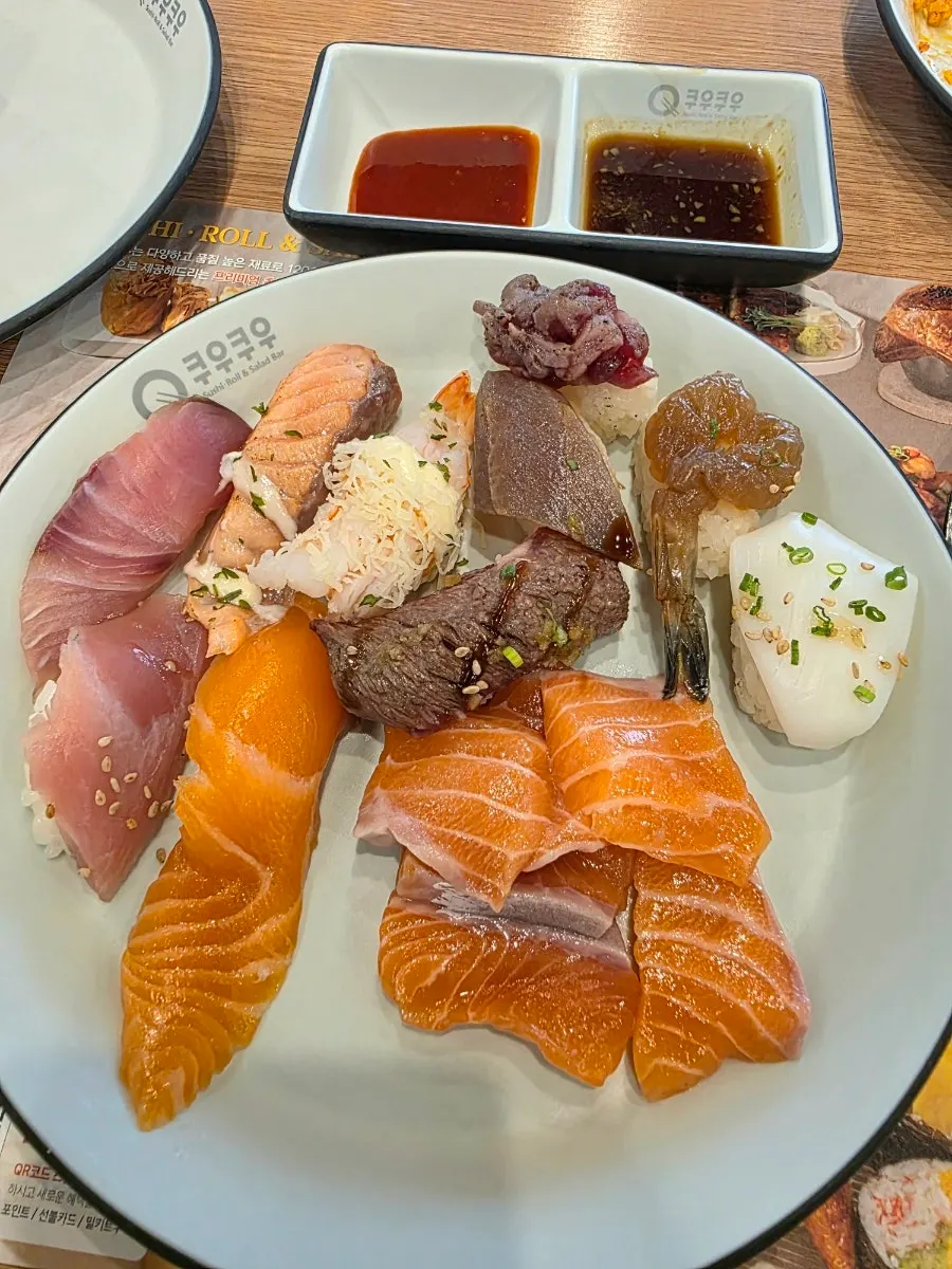 연어와 초밥을 담은 접시