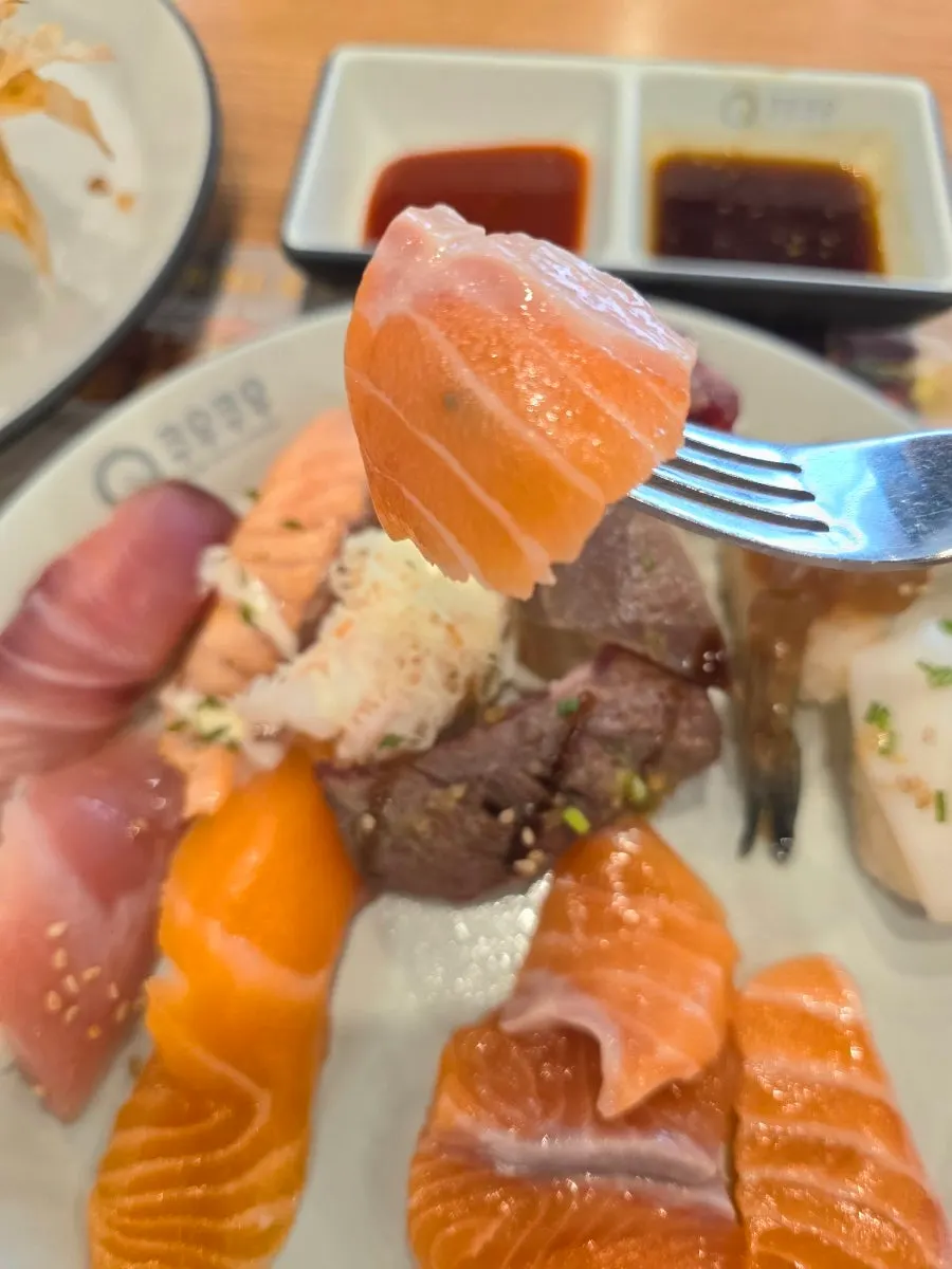 꽃게찜과 초밥이 놓인 테이블