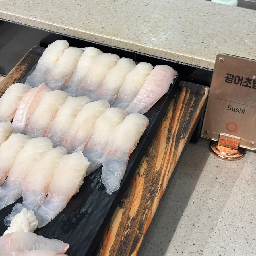 접시에 담은 광어초밥과 연어초밥