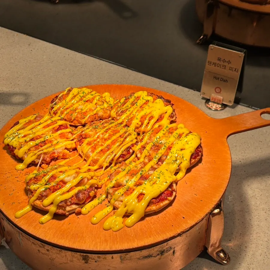 다양한 음식이 차려진 뷔페 코너