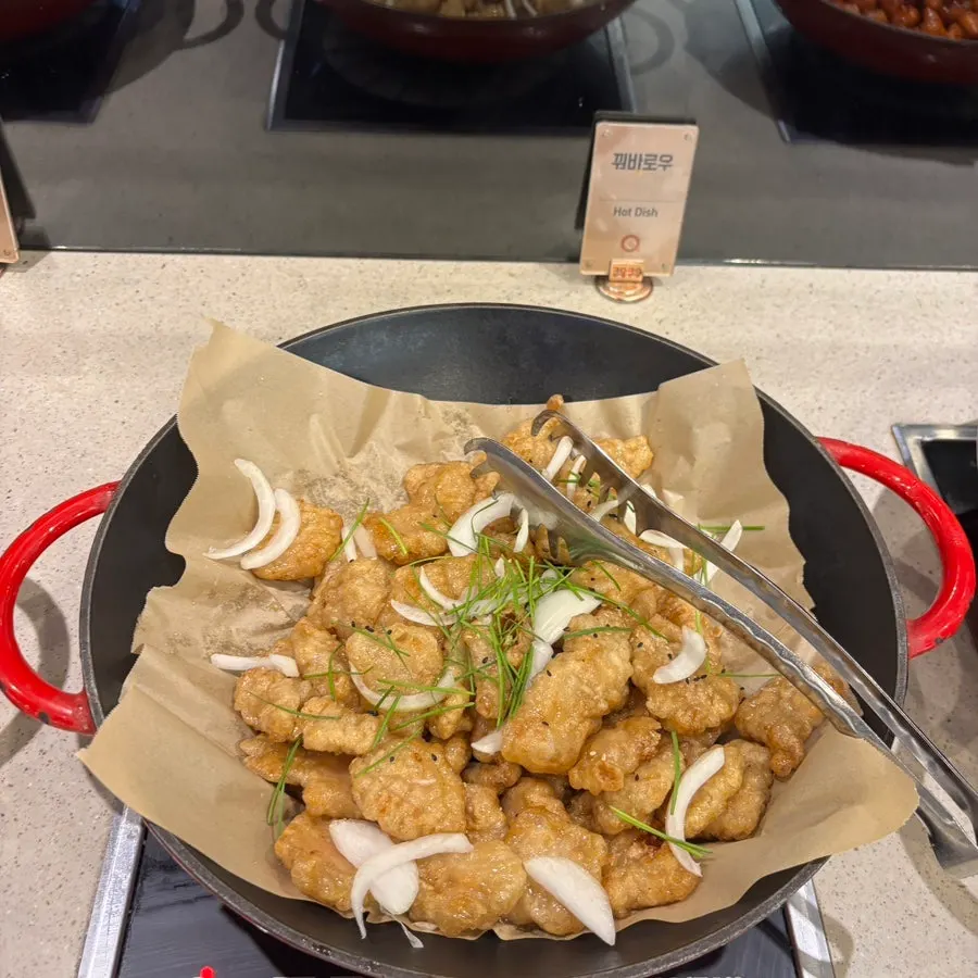 접시에 담아온 여러 가지 요리