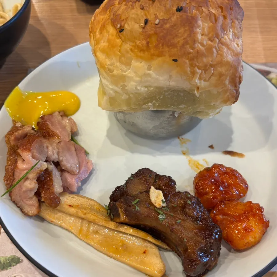 식사를 마친 테이블 위 접시