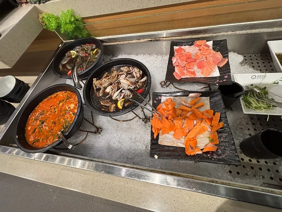 치즈 올린 초밥과 회초밥을 담은 접시
