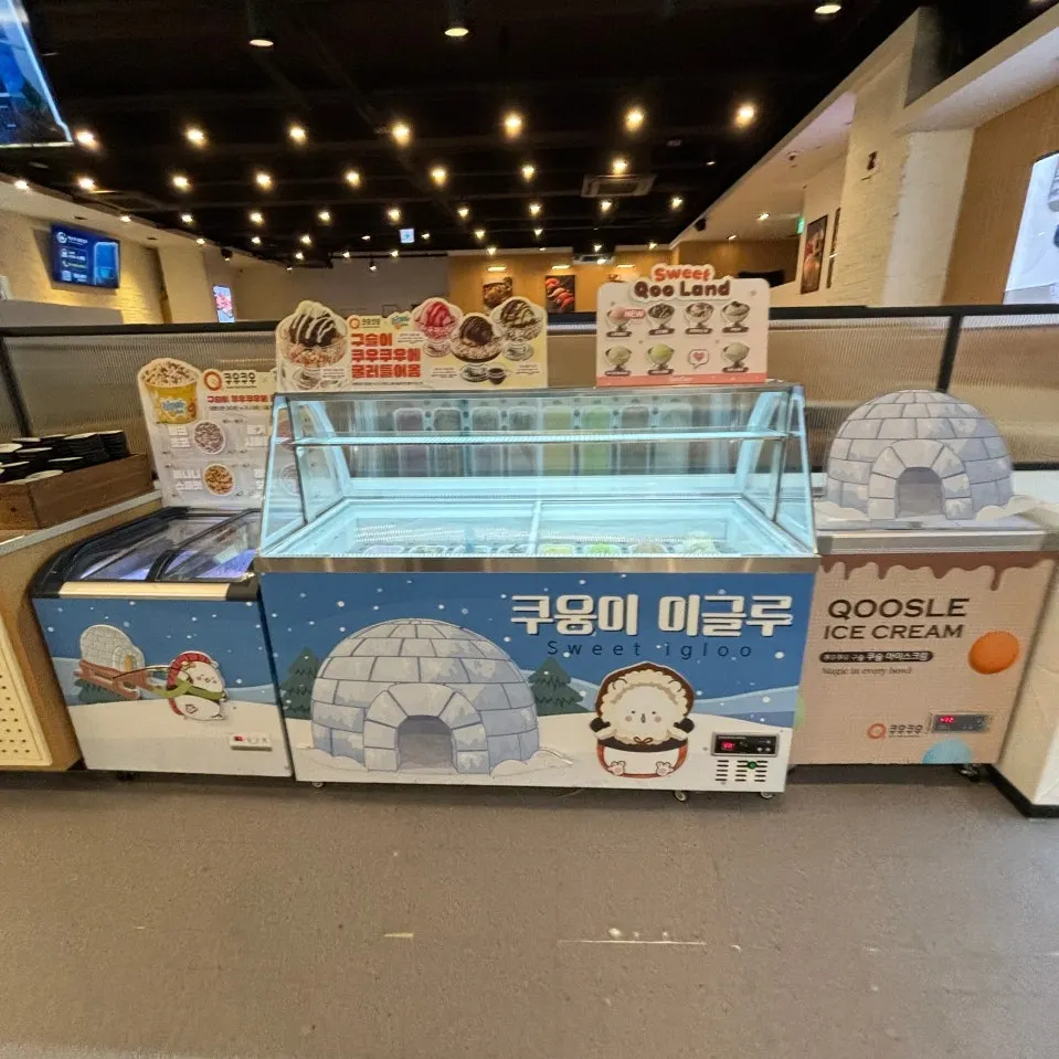과일과 케이크, 요거트가 놓인 디저트 코너