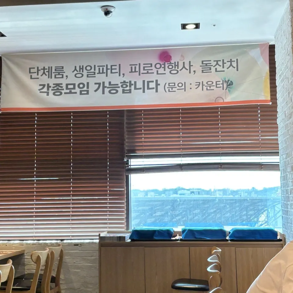 넉넉한 좌석이 놓인 매장 내부