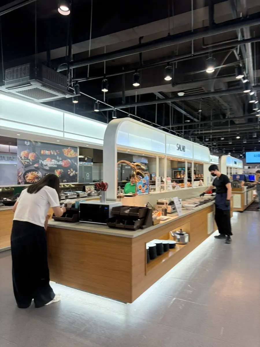 Salad display counter at Kuu Kuu Nowon Branch