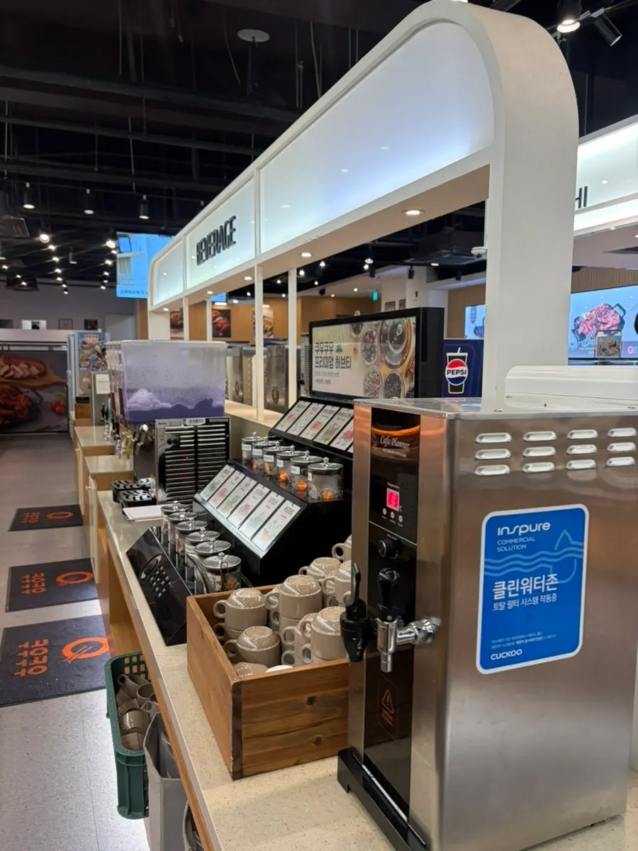 Corner with 12 kinds of tea prepared