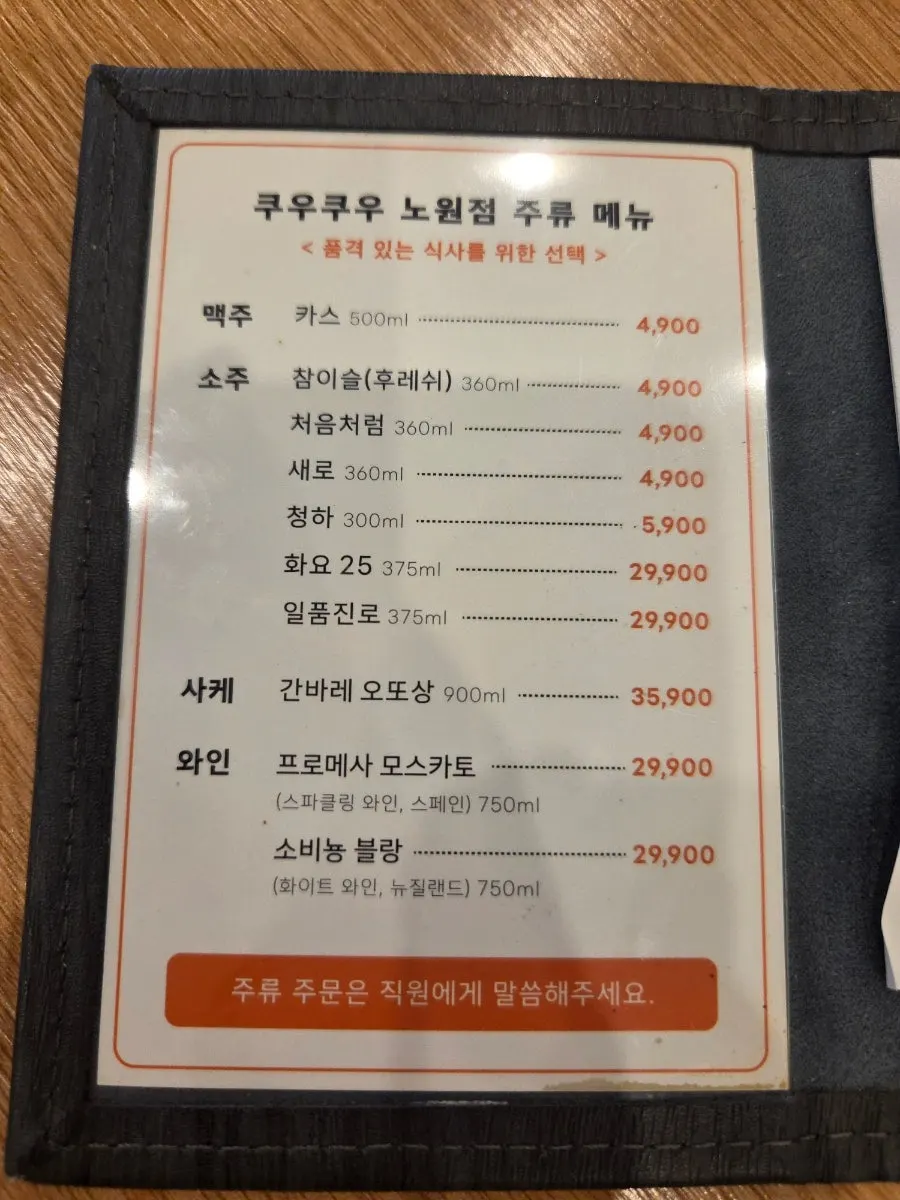 내추럴 우드 톤의 넓은 뷔페 홀 좌석