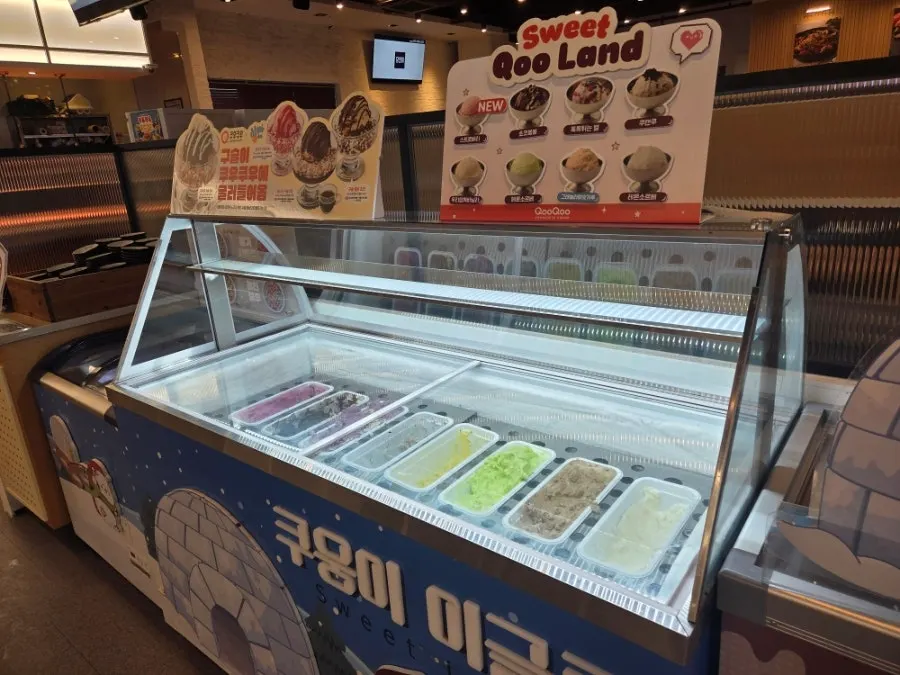 양갈비와 훈제오리, 튀김과 롤을 담은 두 번째 접시