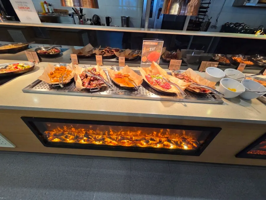 테이블에 놓인 뷔페 음식 접시들