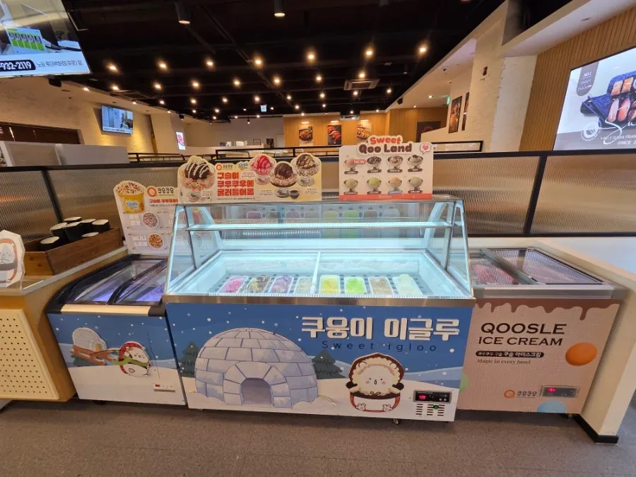 채워진 뷔페 음식 코너
