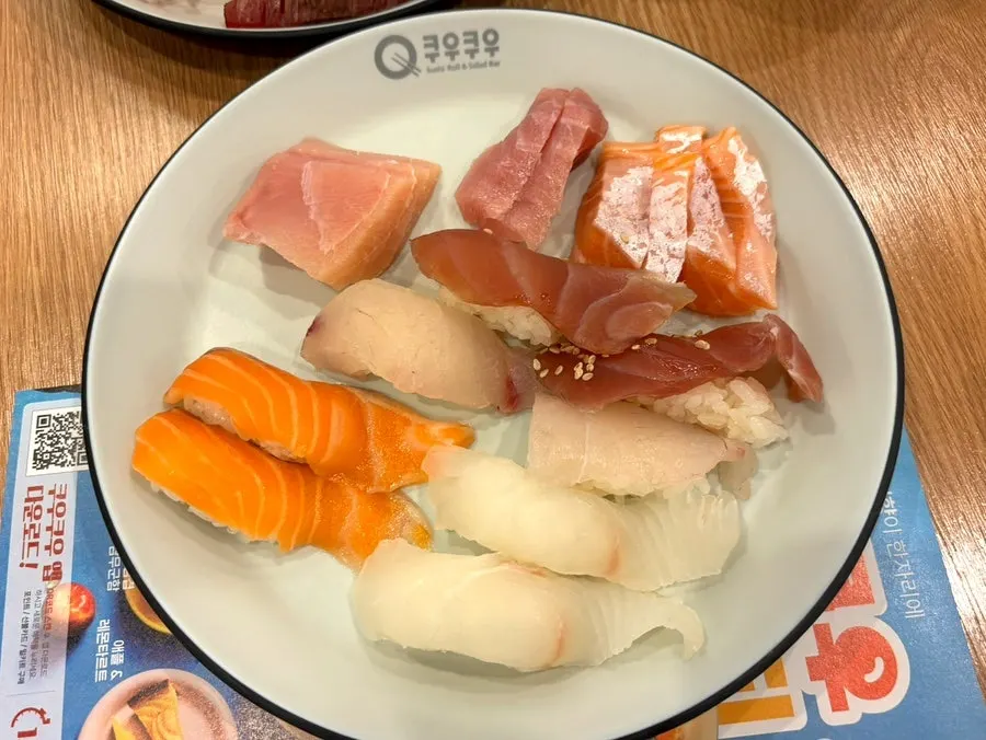직접 담아온 초밥과 요리 접시