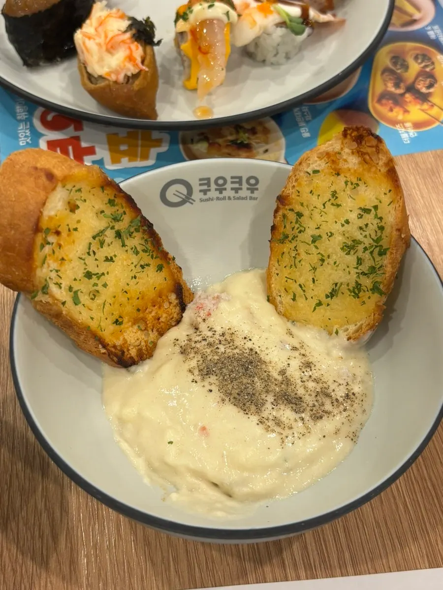 테이블에 올린 접시들