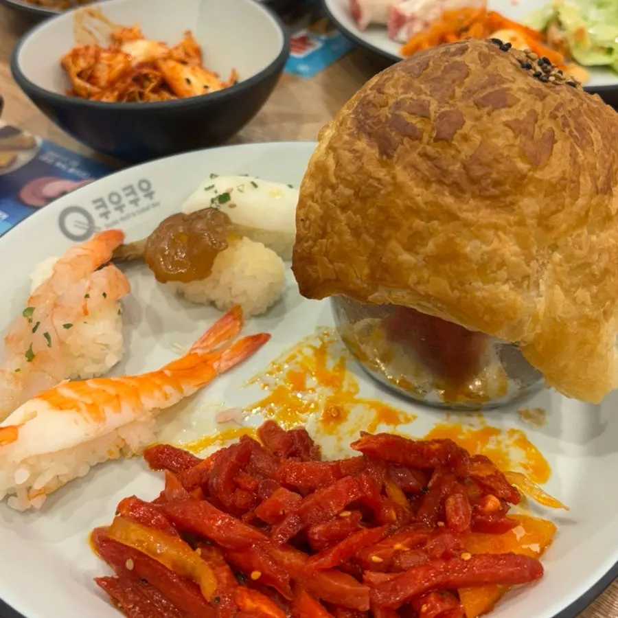 정사각 구도로 담은 뷔페 접시
