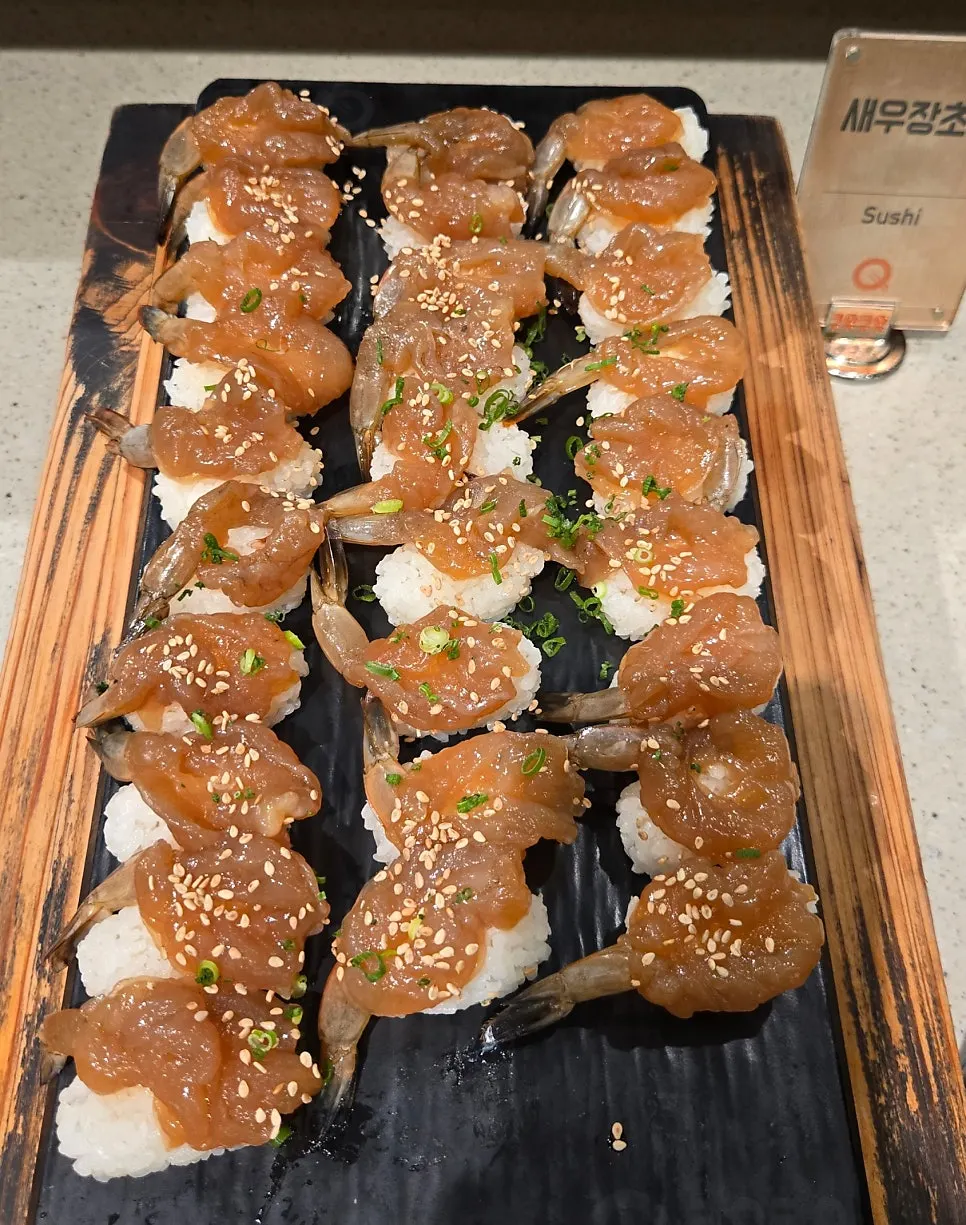 Various sushi displayed at Kuu Kuu Nowon Branch