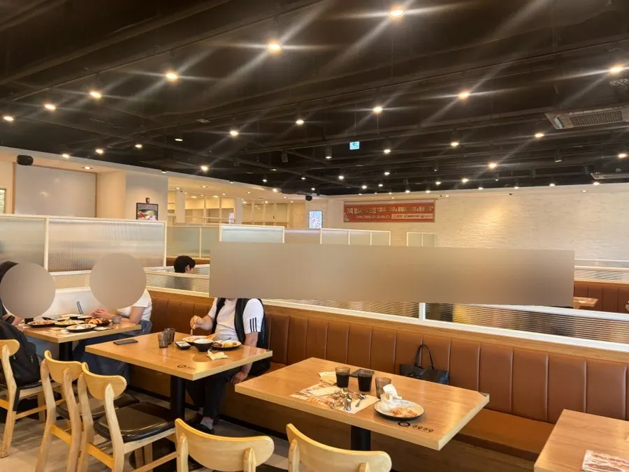 The spacious dining hall at Kuu Kuu Nowon Branch