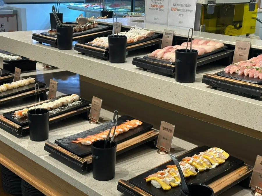 Interior seating layout at Kuu Kuu Nowon Branch
