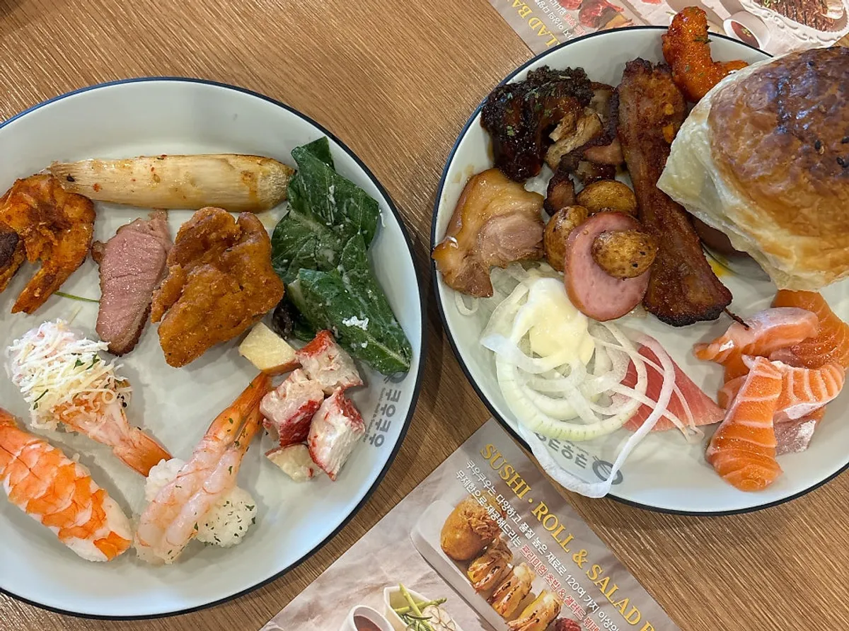 쿠우쿠우 노원점에서 담아온 초밥과 요리 접시
