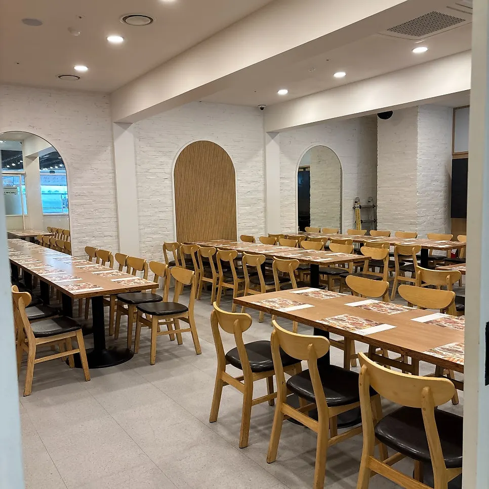 네추럴우드 화이트톤의 쿠우쿠우 노원점 룸 좌석