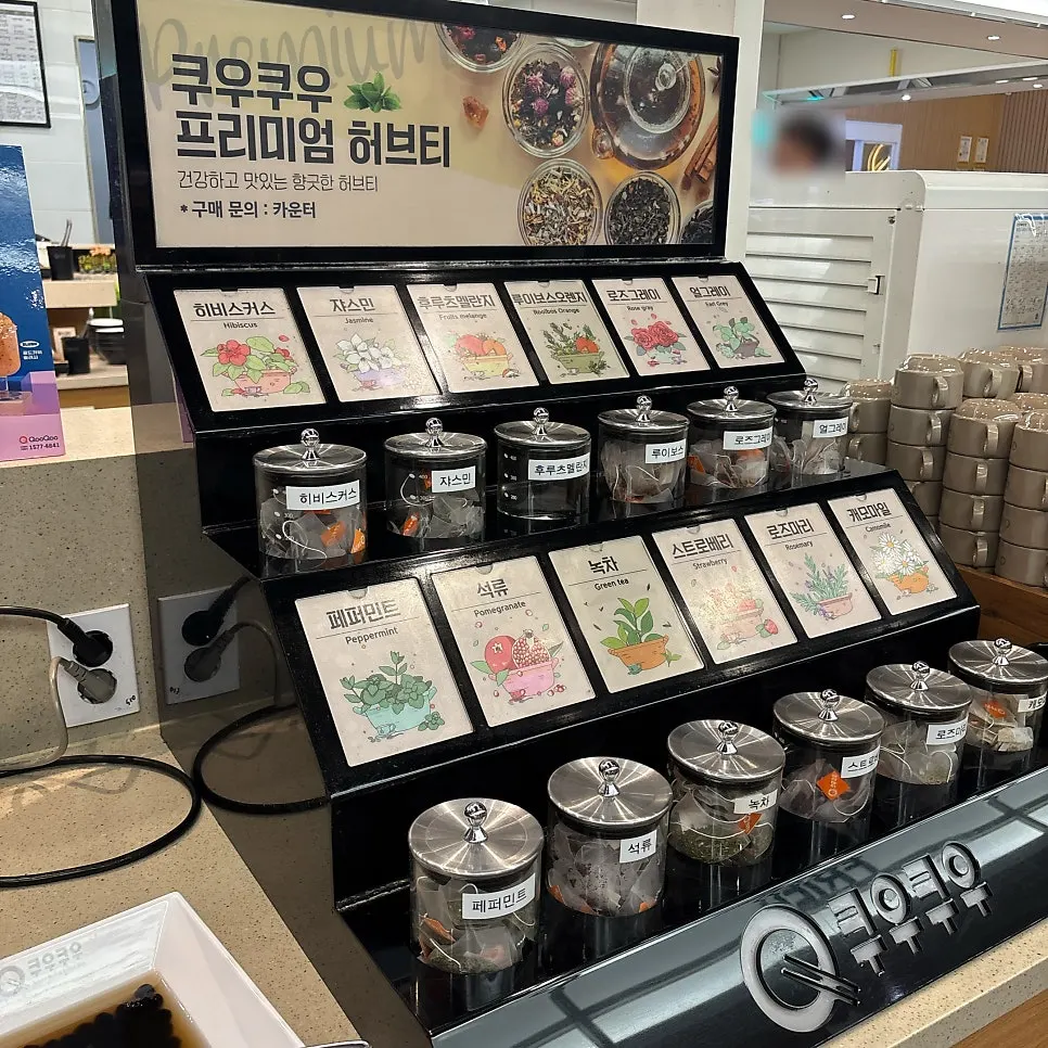 과일과 케이크가 놓인 디저트 진열대