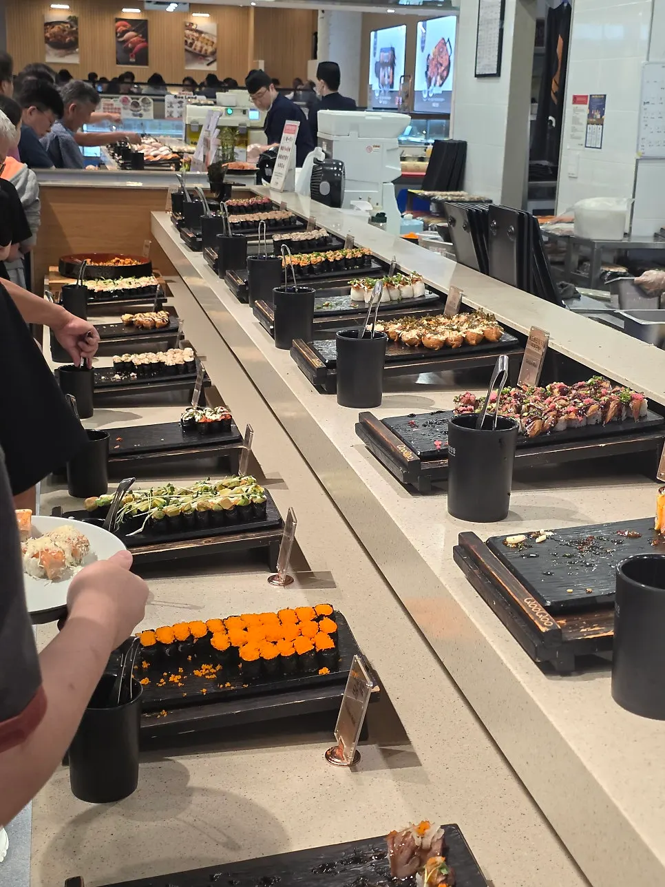 Overview of the roll and sushi corner at Kuu Kuu Nowon Branch