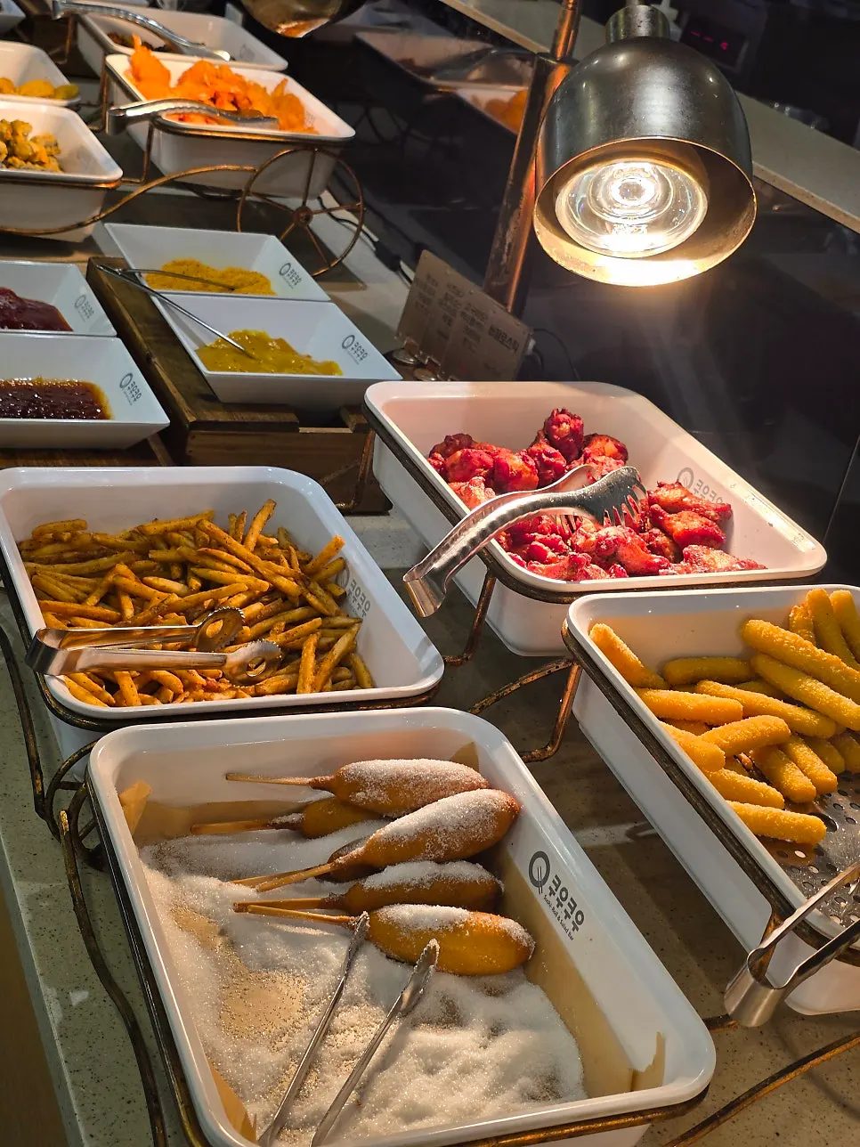 Hot food corner with pasta and pizza